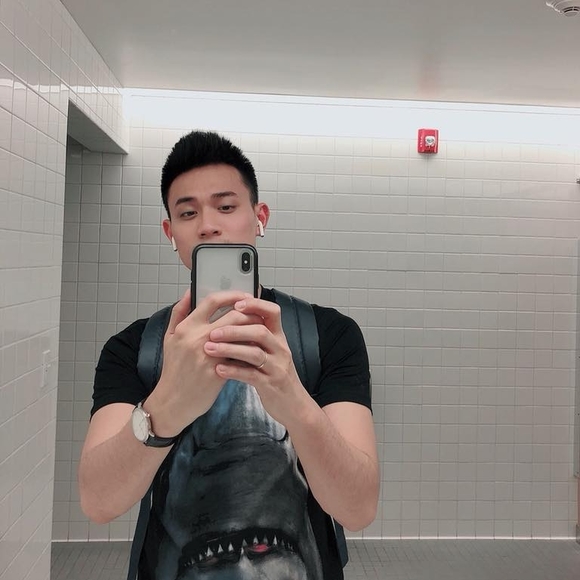 Poshmark profile picture for @huybui